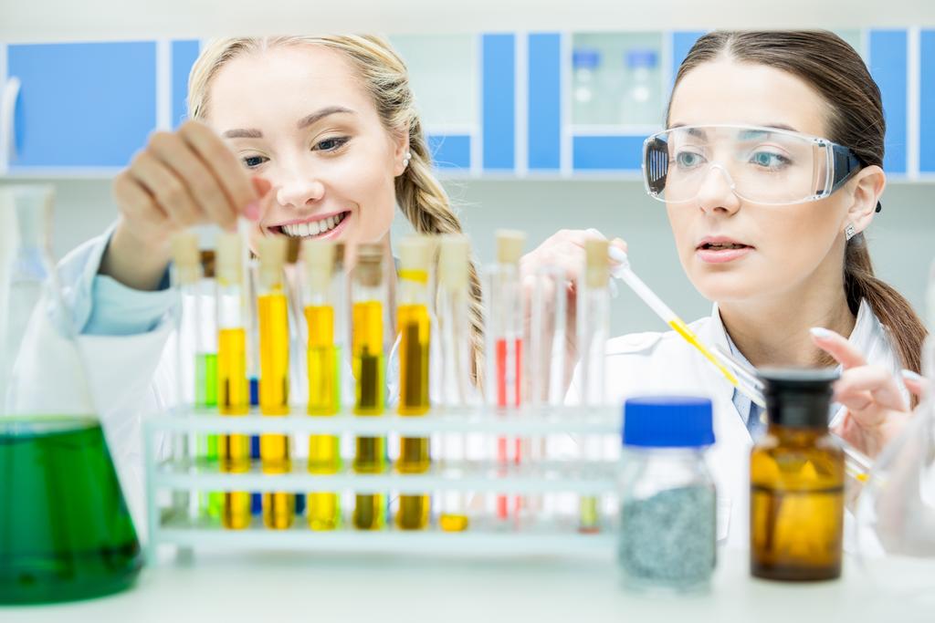 Γυναίκες επιστήμονες στο εργαστήριο - Φωτογραφία, εικόνα