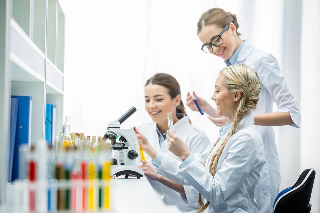жінки-вчені в лабораторії
 - Фото, зображення