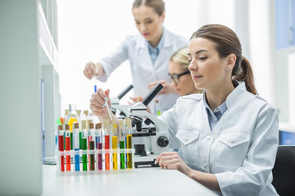 Kobiety-naukowcy w laboratorium - Zdjęcie, obraz