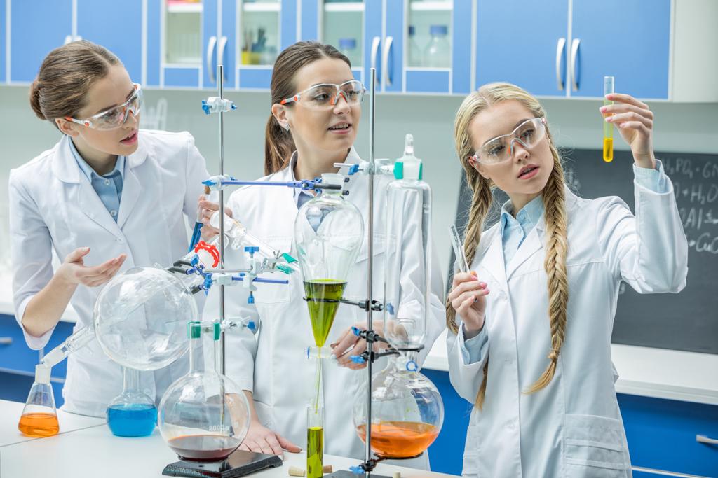 Γυναίκες επιστήμονες στο εργαστήριο  - Φωτογραφία, εικόνα