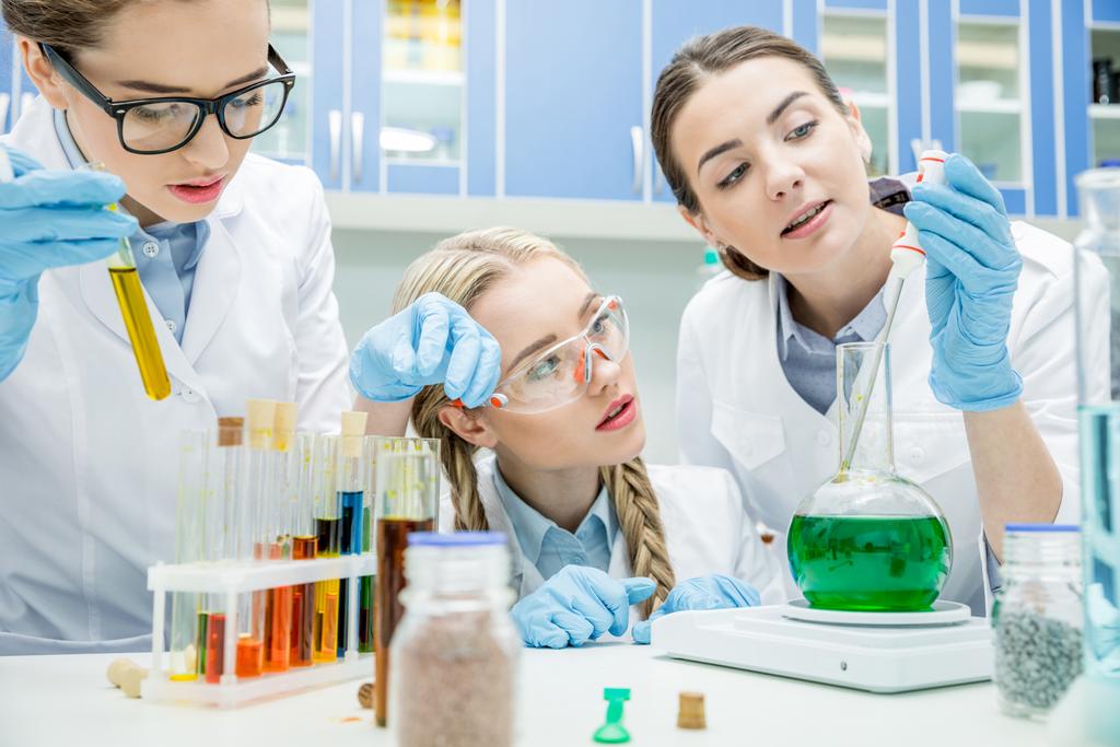 Женщины-учёные в лаборатории
 - Фото, изображение