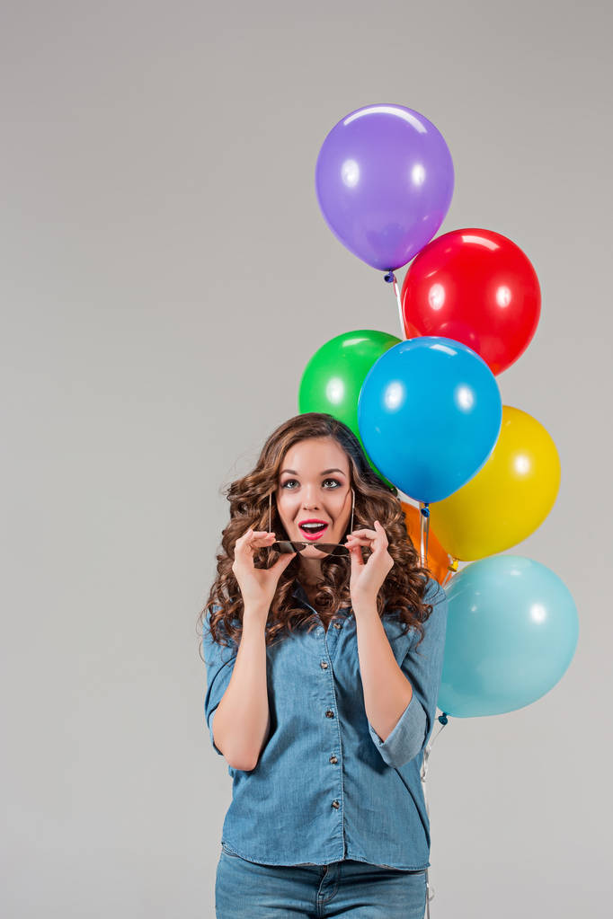 Dziewczyna z okulary i kilka kolorowych balonów - Zdjęcie, obraz