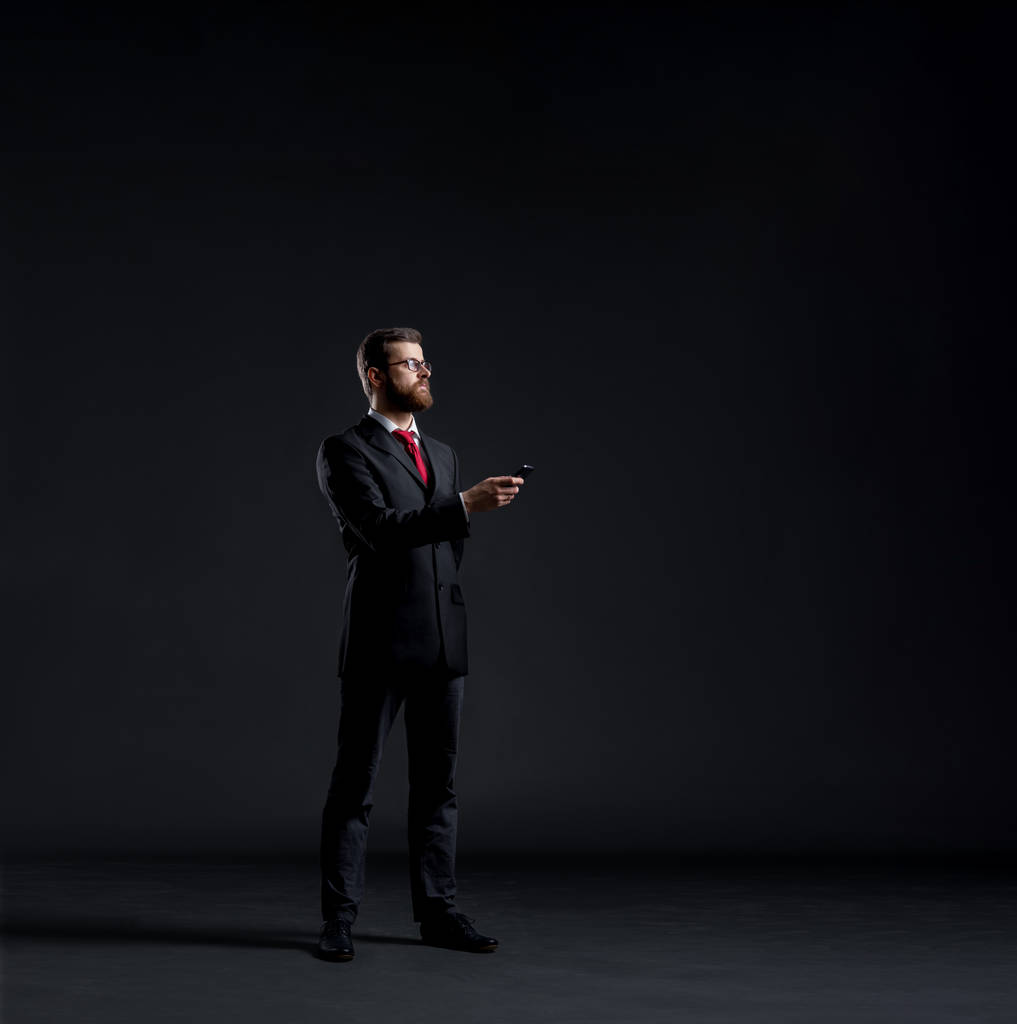 νέος επιχειρηματίας στο μαύρο κοστούμι - Φωτογραφία, εικόνα
