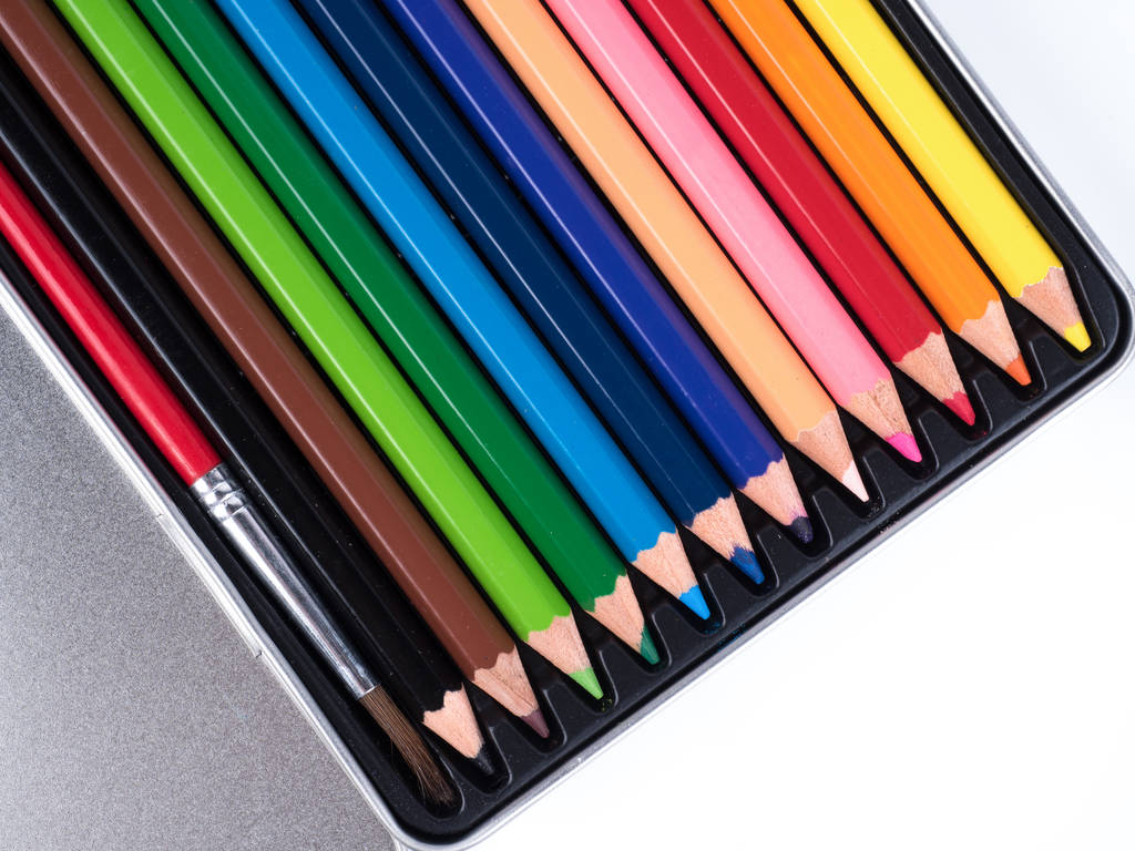 lápis de cera coloridos na caixa
  - Foto, Imagem