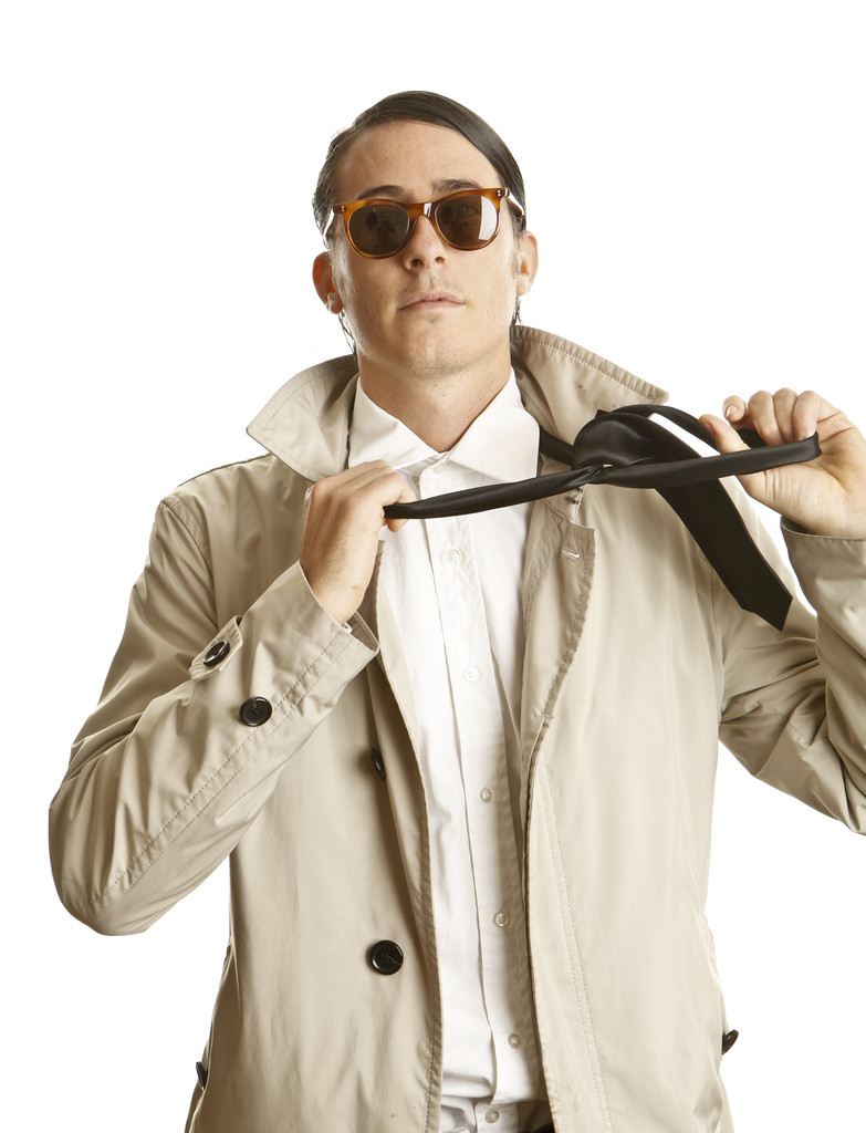 модний молодий чоловік з сонцезахисними окулярами і тренчем
 - Фото, зображення