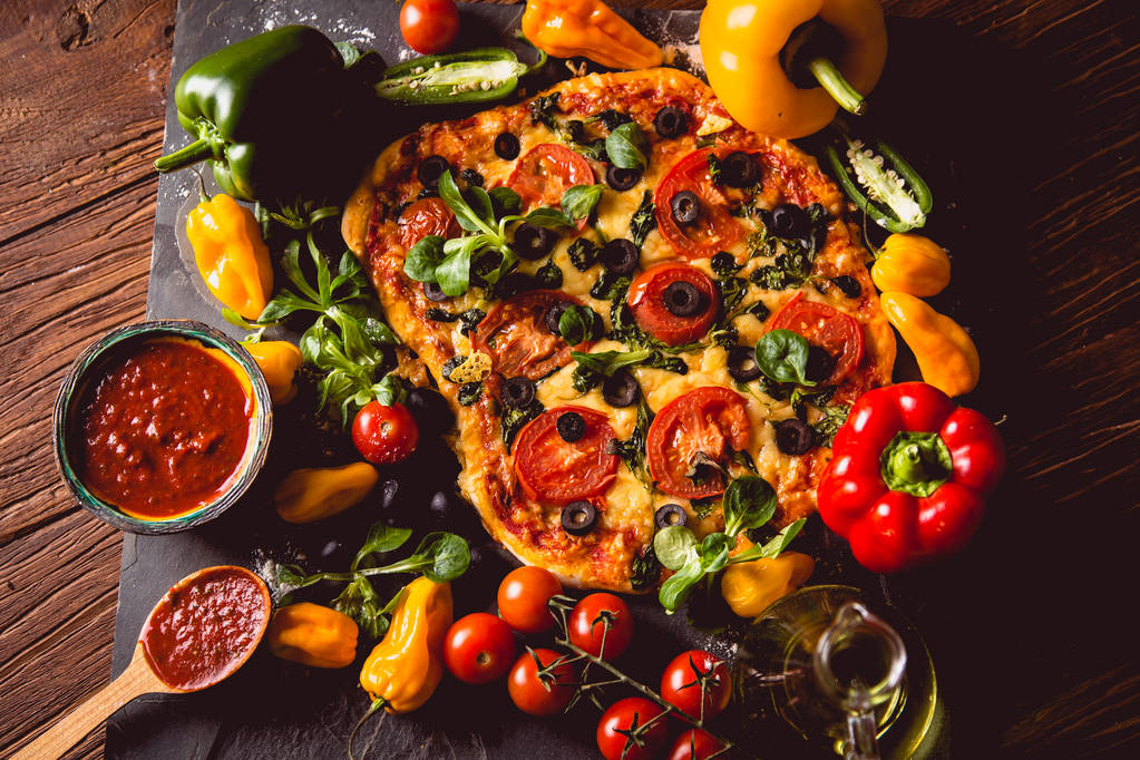 Taze ve lezzetli ev yapımı pizza malzemelerle ahşap masa üzerinde - Fotoğraf, Görsel