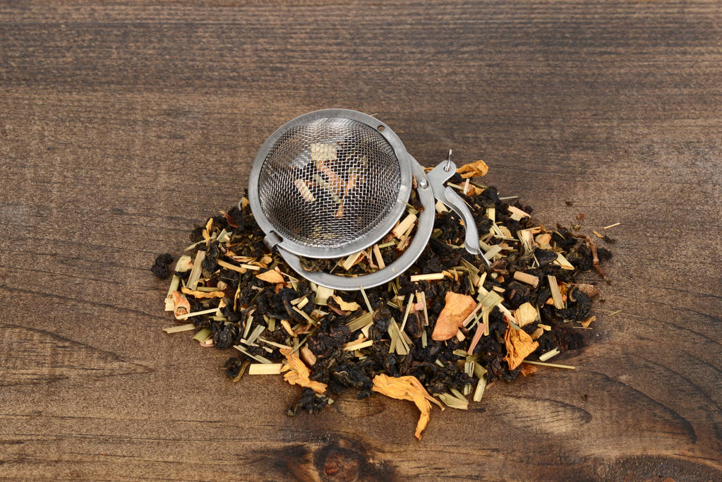 organic tea leaves with infuser ball - Photo, Image