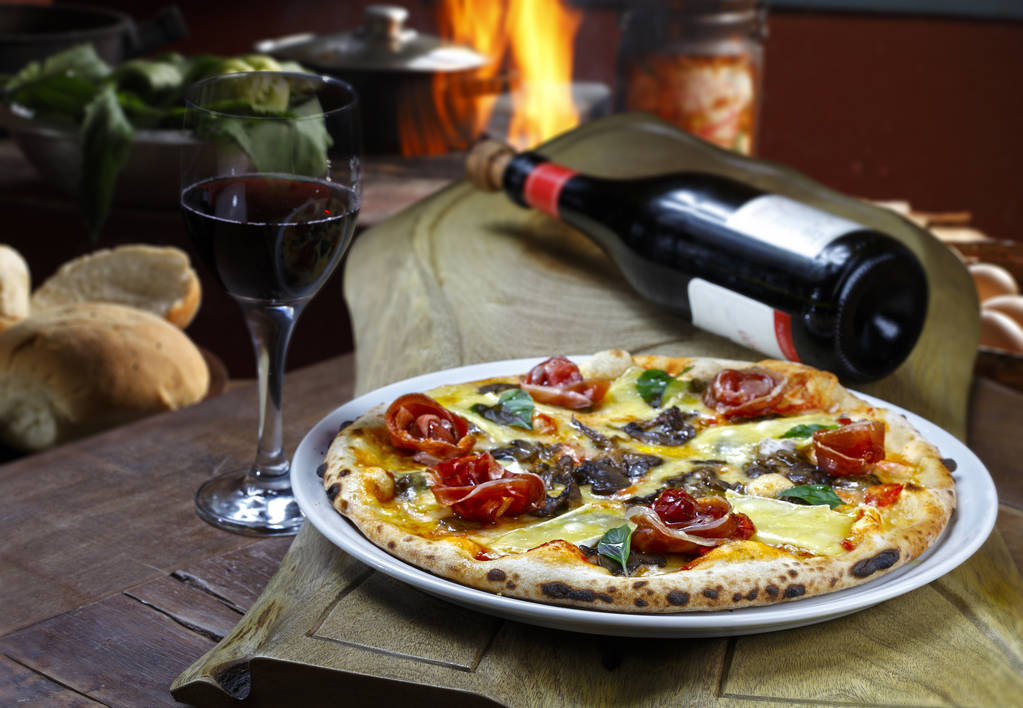 bir bardak şarap ile pizza - Fotoğraf, Görsel