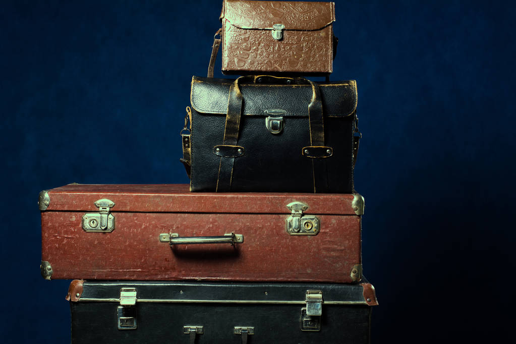 Stapel oude koffers - Foto, afbeelding