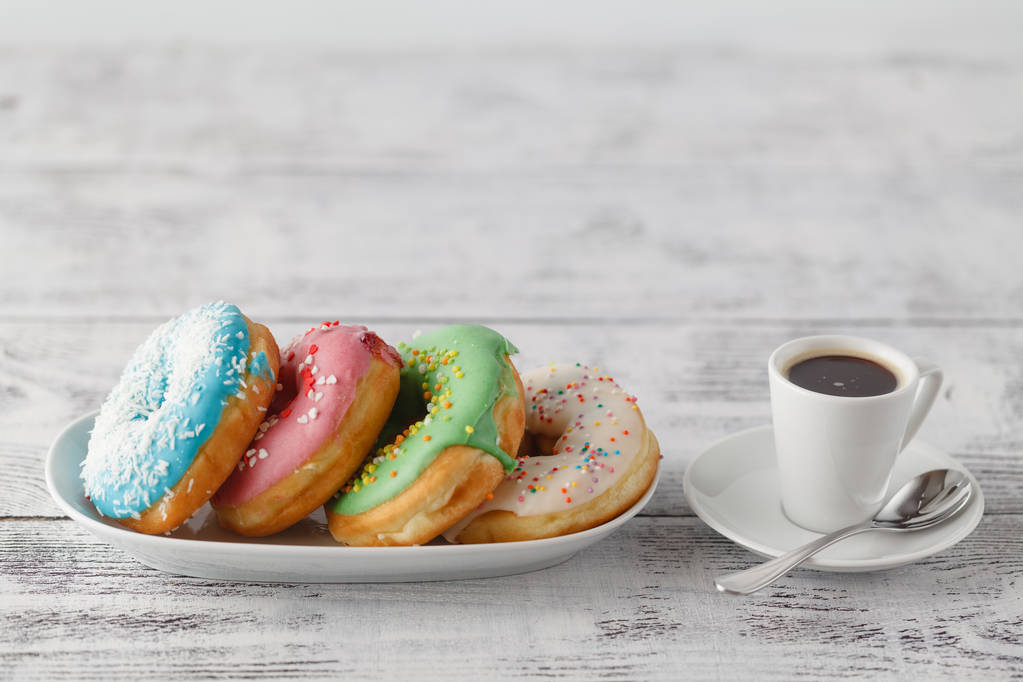 alguns donuts coloridos na mesa
 - Foto, Imagem