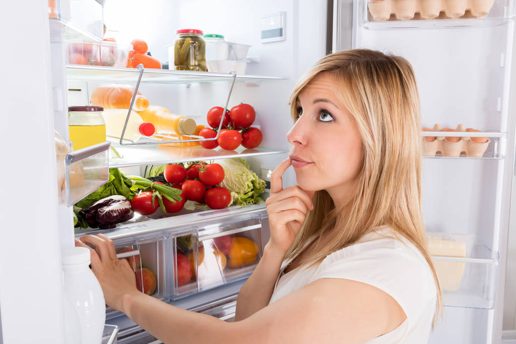 mulher olhando na geladeira
 - Foto, Imagem
