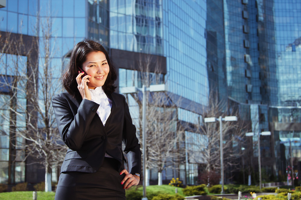 Porträt einer netten Geschäftsfrau über dem Business Center auf dem Rücken - Foto, Bild