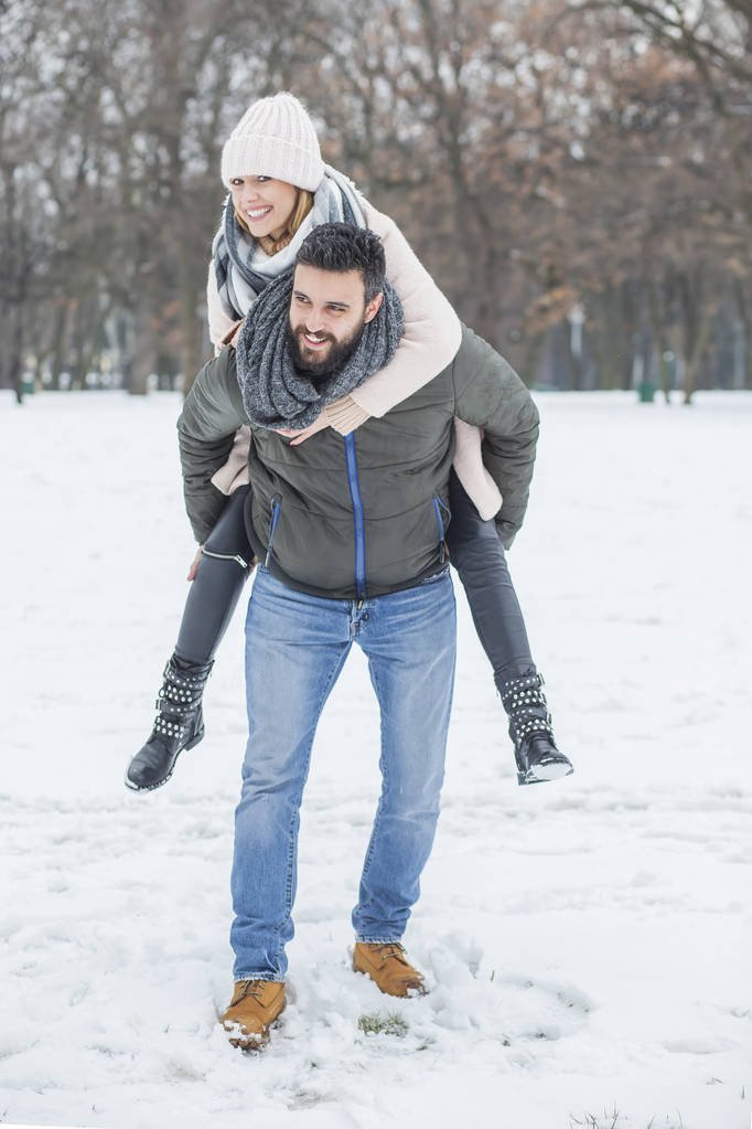 Ευτυχισμένο ζευγάρι περπάτημα στο χειμερινό πάρκο  - Φωτογραφία, εικόνα
