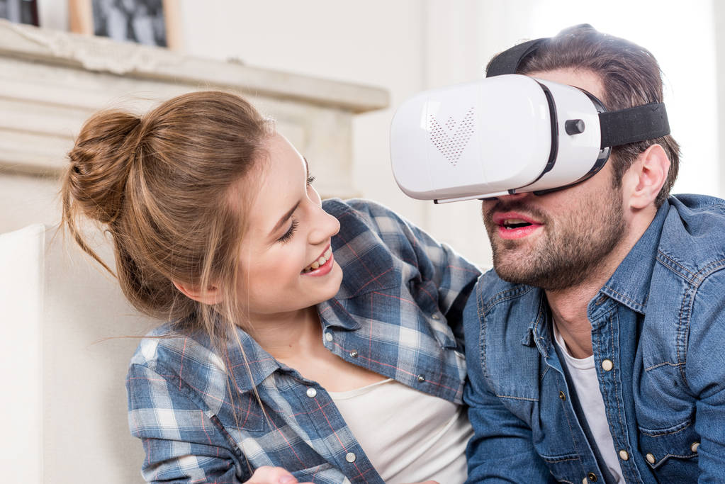 仮想現実のヘッドセットを使用してカップル - 写真・画像