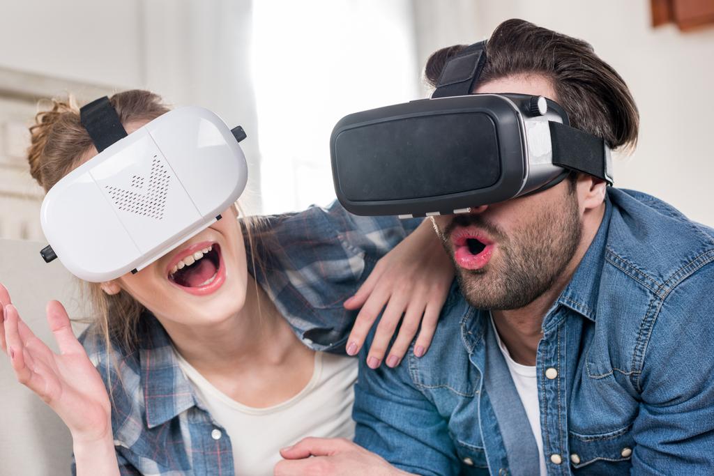 virtuális valóság fejhallgatók segítségével pár - Fotó, kép
