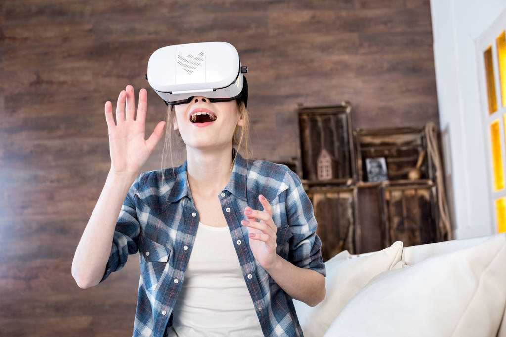 Жінка в гарнітурі віртуальної реальності
 - Фото, зображення
