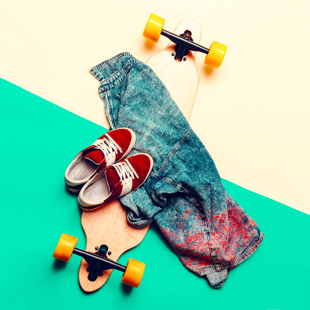 Skateboard, jeans, sneakers, liefde Urban fashion. minimaal ontwerp - Foto, afbeelding
