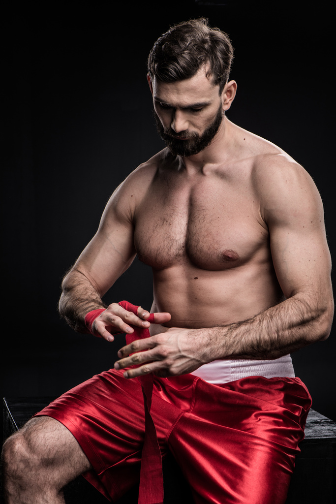 Sportsman enveloppant la main dans un bandage de boxe
 - Photo, image
