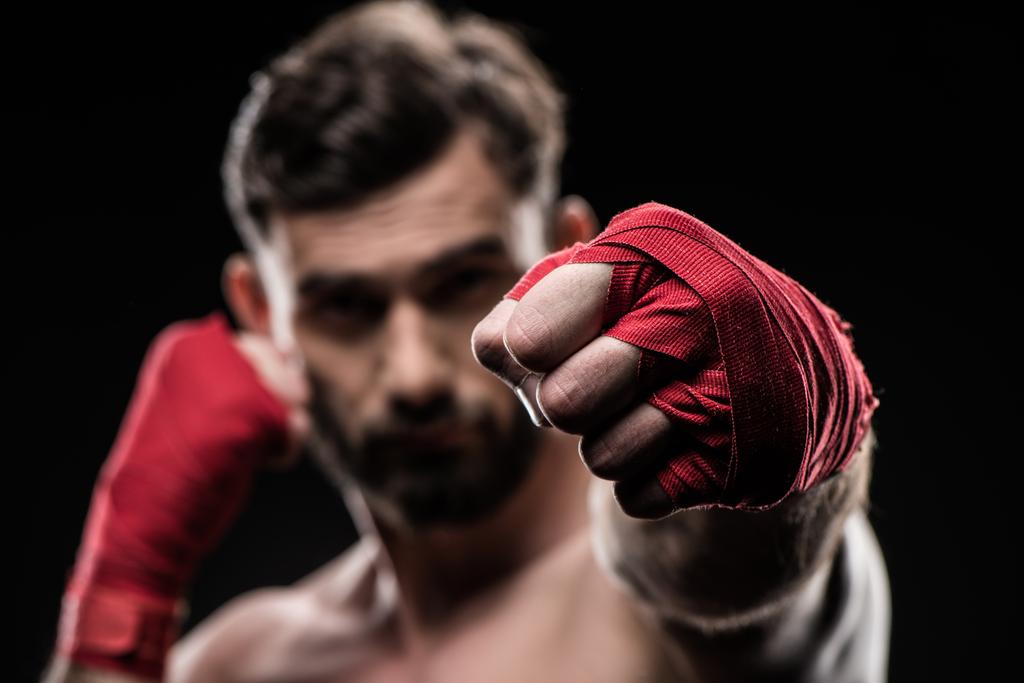 Boxeador con manos de envoltura
 - Foto, Imagen