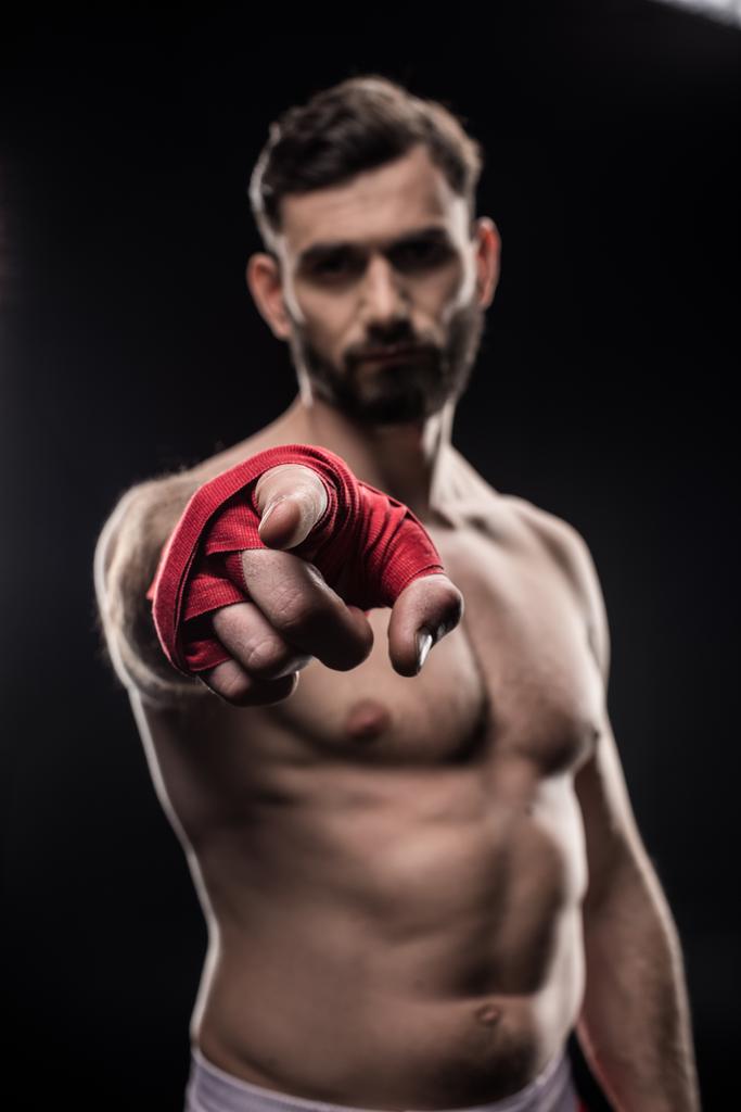 Boxeador con mano de envoltura
 - Foto, Imagen