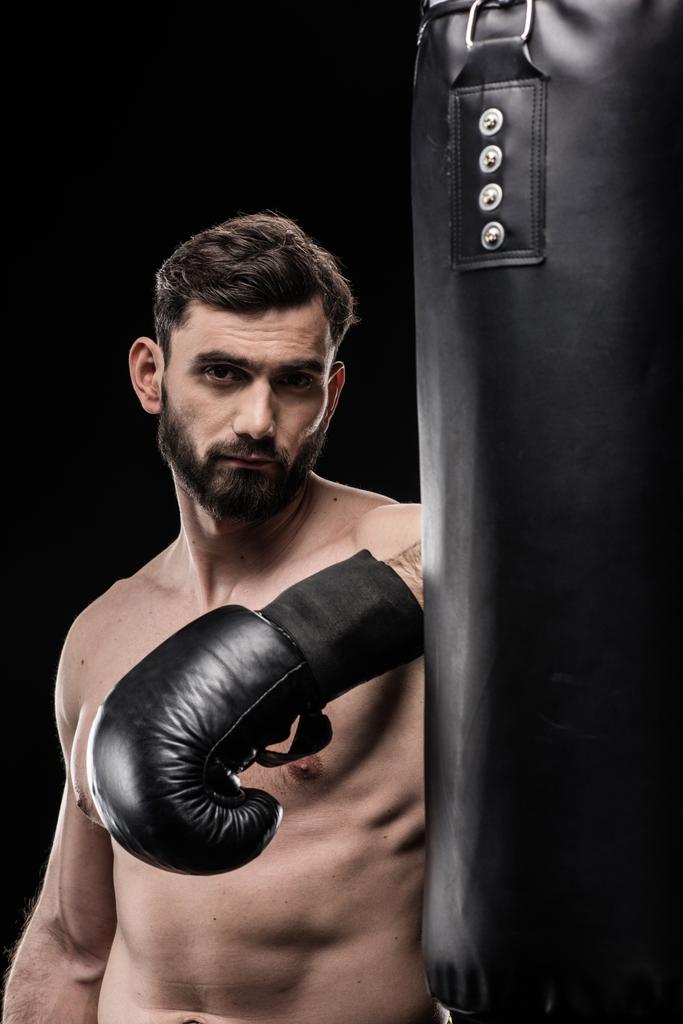 Boxer met bokszak  - Foto, afbeelding