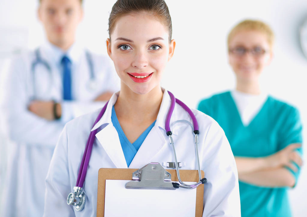 Kobieta lekarz stojący z folderem w szpitalu - Zdjęcie, obraz