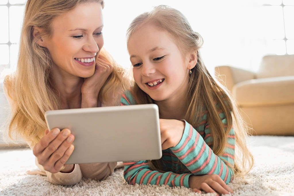 Мати і дочка використовують цифровий планшет
  - Фото, зображення