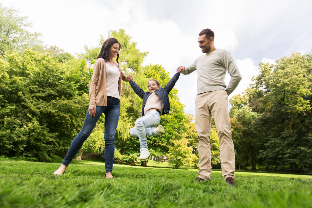 счастливая семья гуляет в летнем парке и веселится
 - Фото, изображение