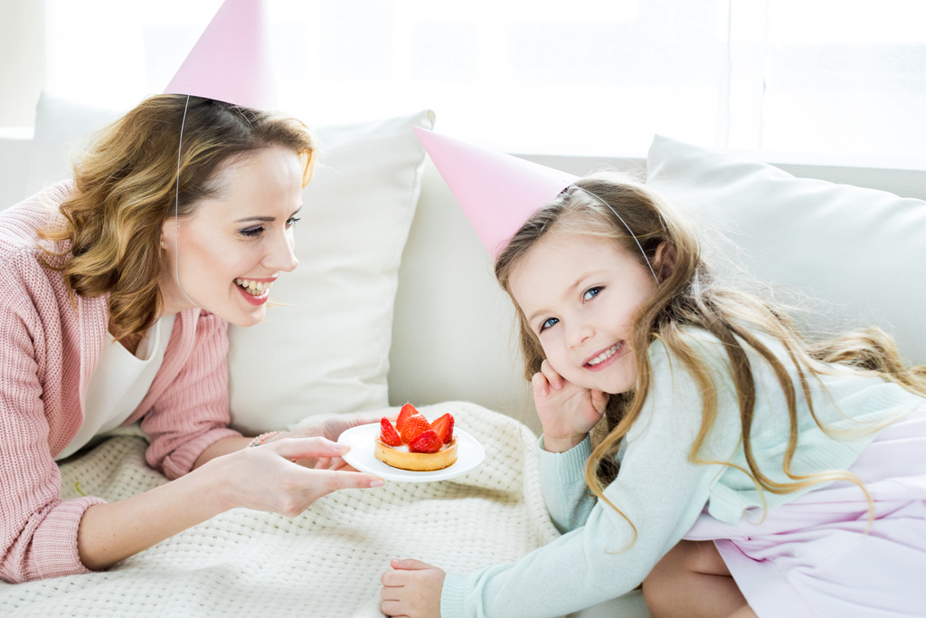 Μητέρα και κόρη με φράουλα κέικ  - Φωτογραφία, εικόνα