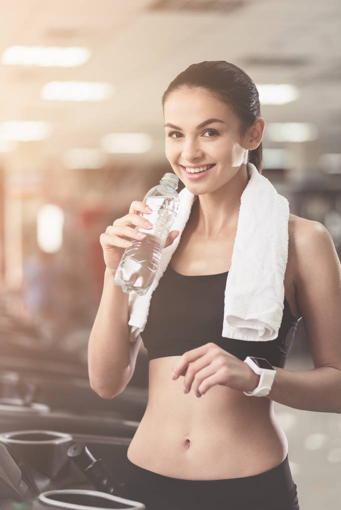 Joyeuse femme boire de l'eau après des exercices sportifs
 - Photo, image