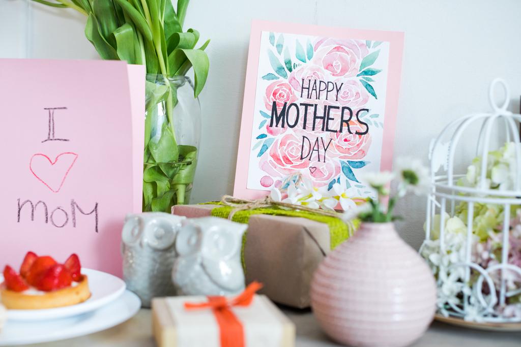 Cartão de Dia das Mães e presentes
 - Foto, Imagem