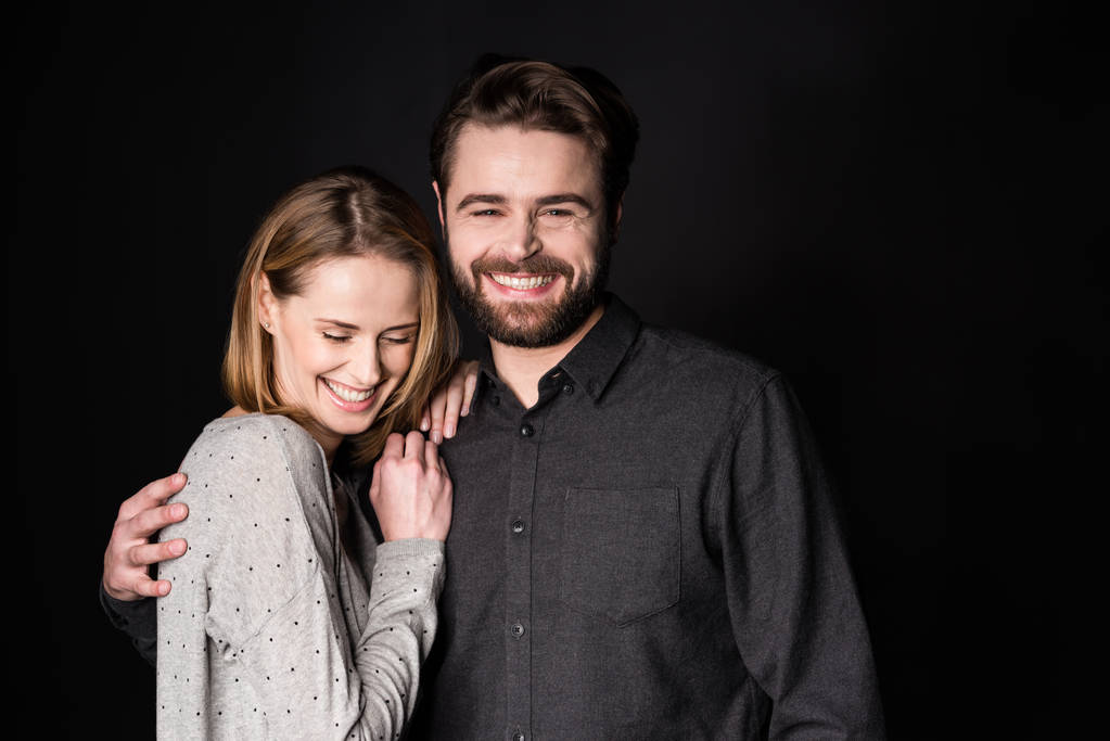 mosolygó fiatal pár - Fotó, kép