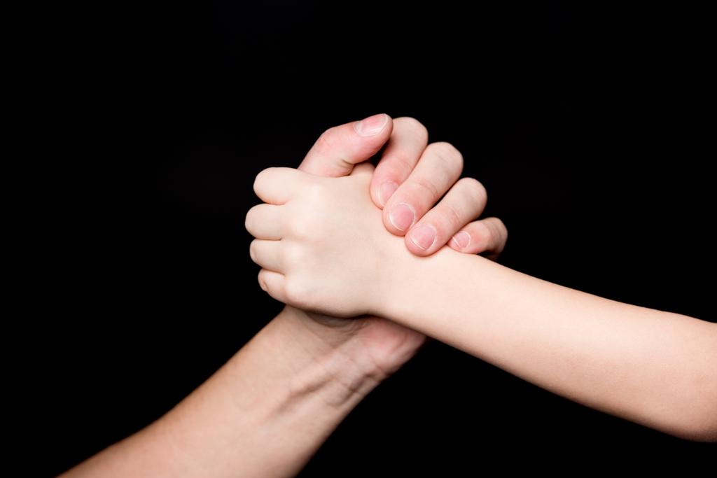 Ojciec i dziecko trzymając się za ręce  - Zdjęcie, obraz