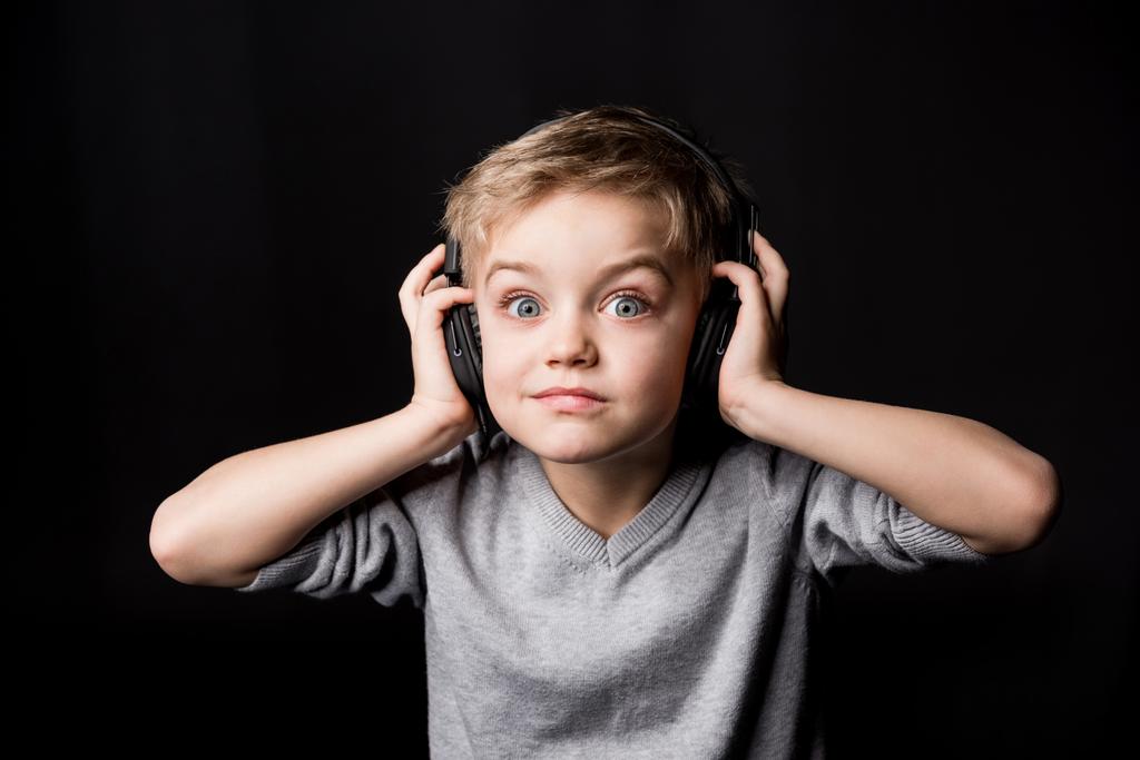 Niño pequeño con auriculares
 - Foto, Imagen