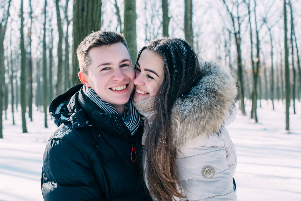 Paar vergnügt sich im verschneiten Park - Foto, Bild