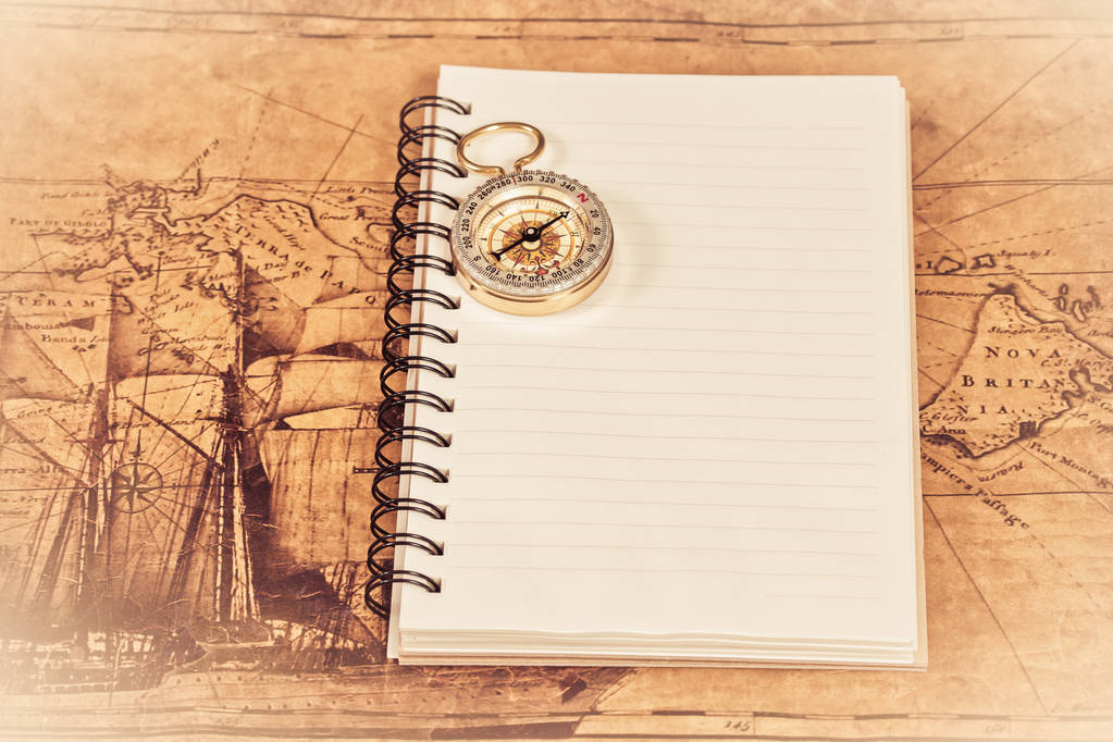 Kompass auf dem Notizbuch - Foto, Bild