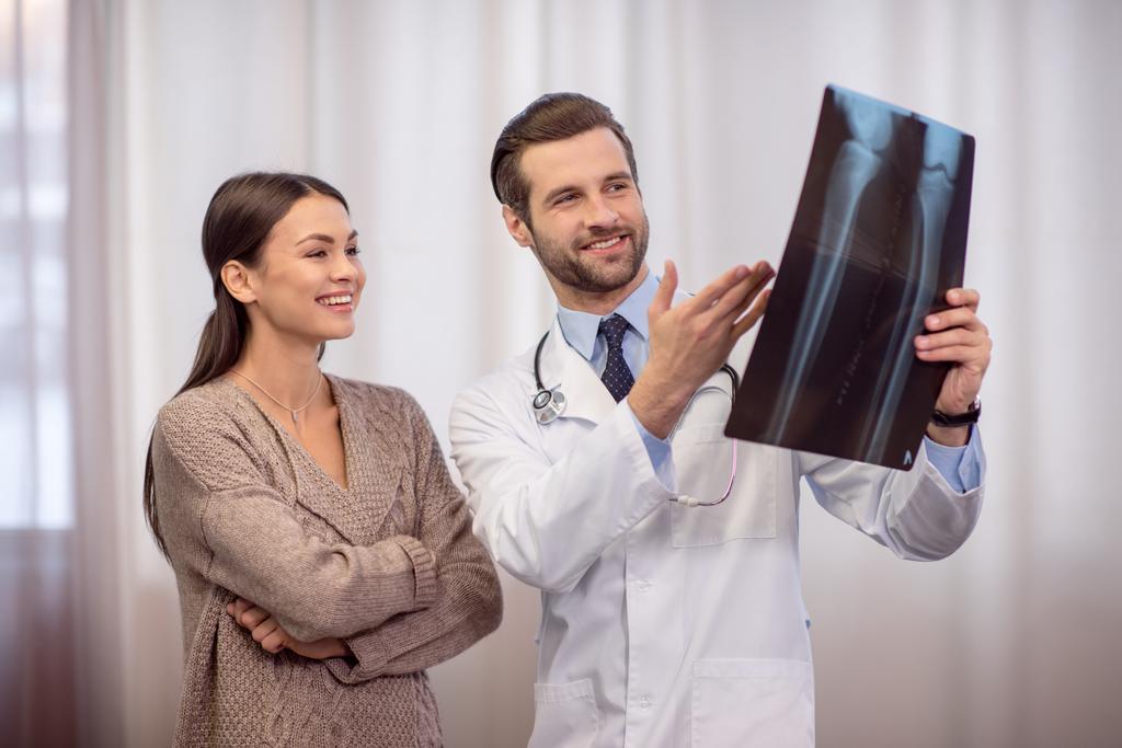 Лікар і пацієнт Дивлячись на рентгенівський знімок
 - Фото, зображення