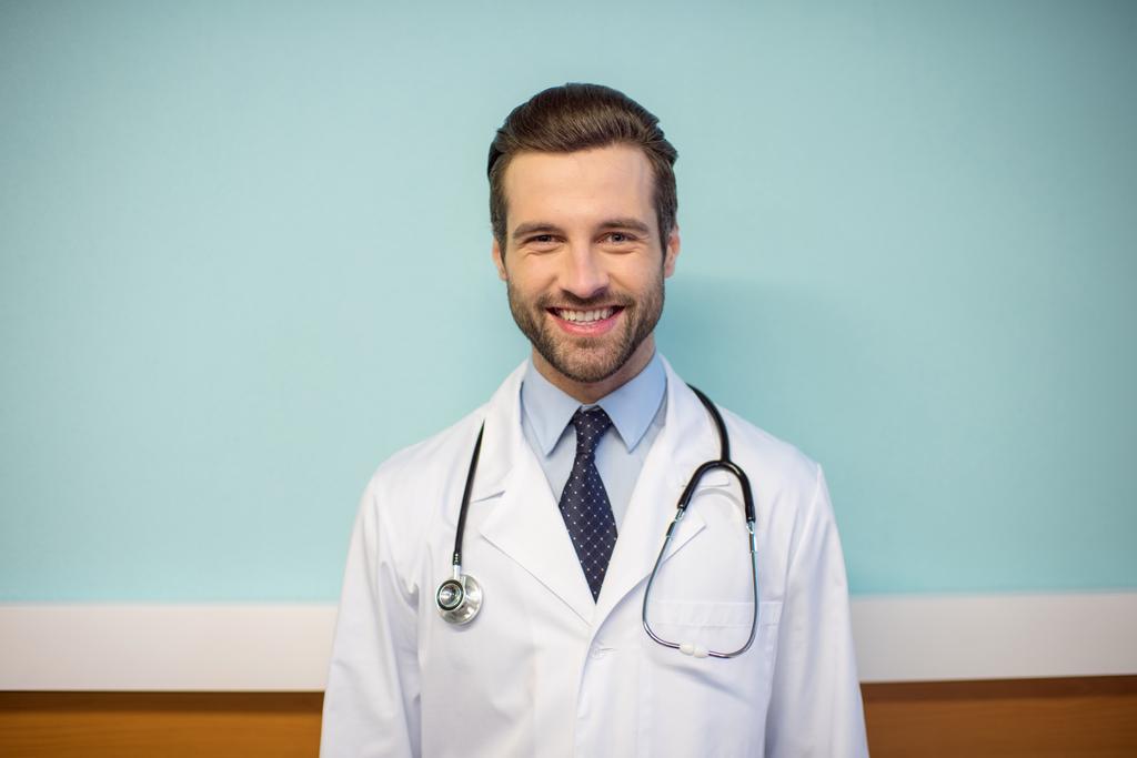 чоловічий лікар зі стетоскопом
 - Фото, зображення