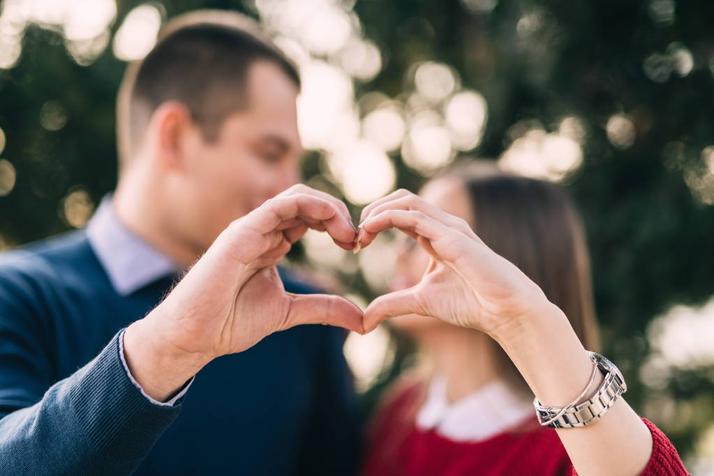 Couple faisant forme de coeur avec les mains
 - Photo, image