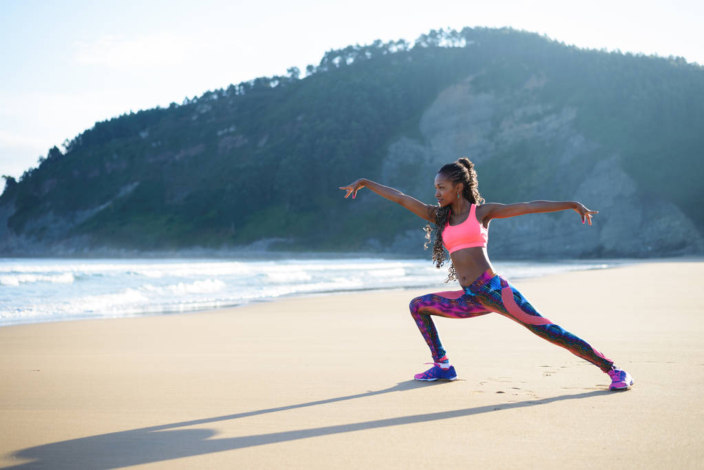 Uygun kadın yaz sahilde Yoga egzersiz yaparak - Fotoğraf, Görsel