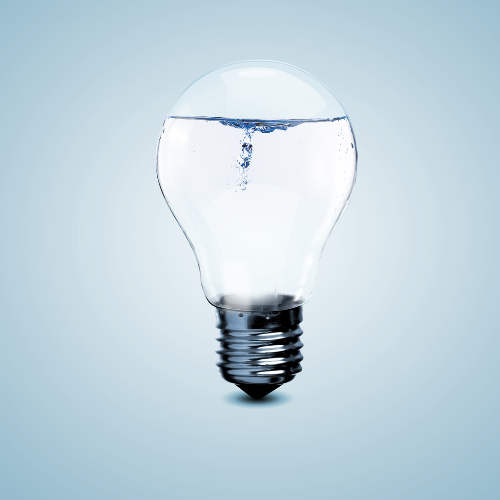 Elektrická žárovka s čistou vodou - Fotografie, Obrázek