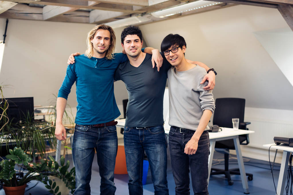 Tech-Start-up-Gründer posieren für Gruppenfoto - Foto, Bild