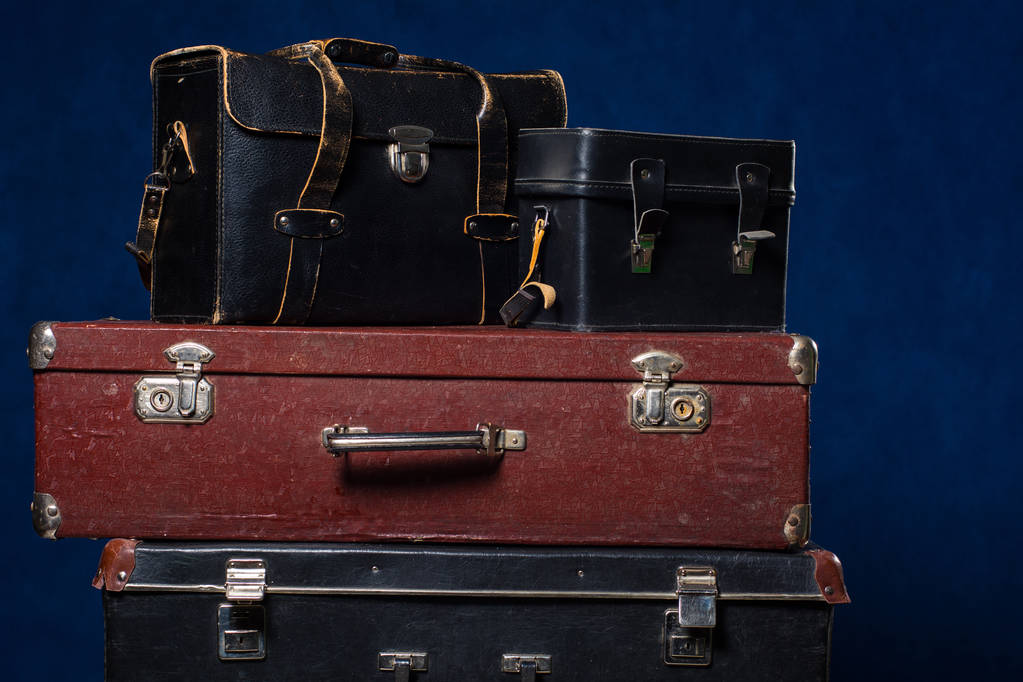 Taustaa pino vanhoja matkalaukkuja
 - Valokuva, kuva