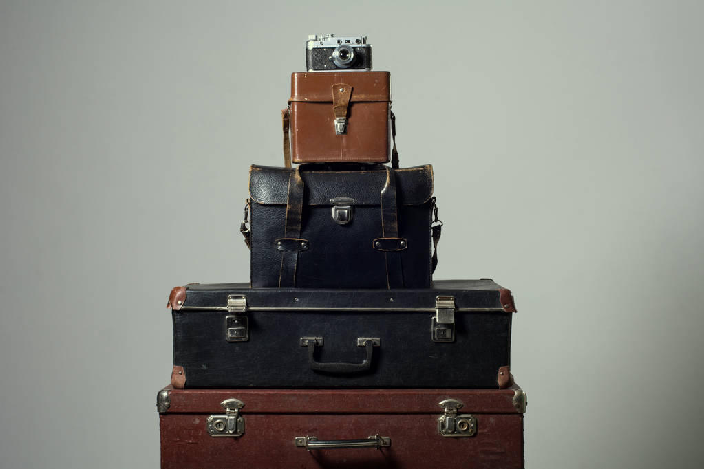 Stos starych shabby walizki i kamery - Zdjęcie, obraz