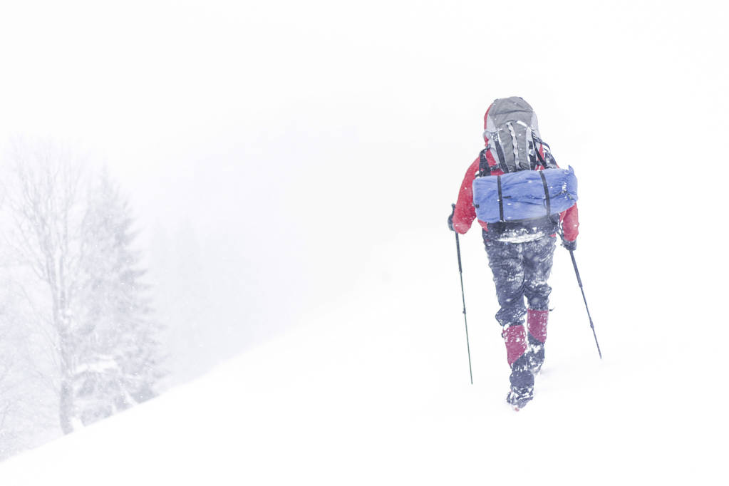 Senderismo de invierno en las montañas en raquetas de nieve con una mochila y tienda de campaña
. - Foto, Imagen