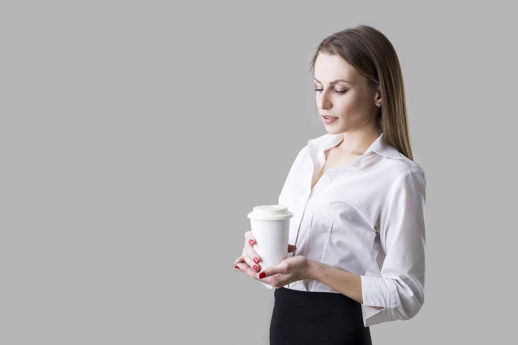 zakenvrouw met een koffiekopje - Foto, afbeelding