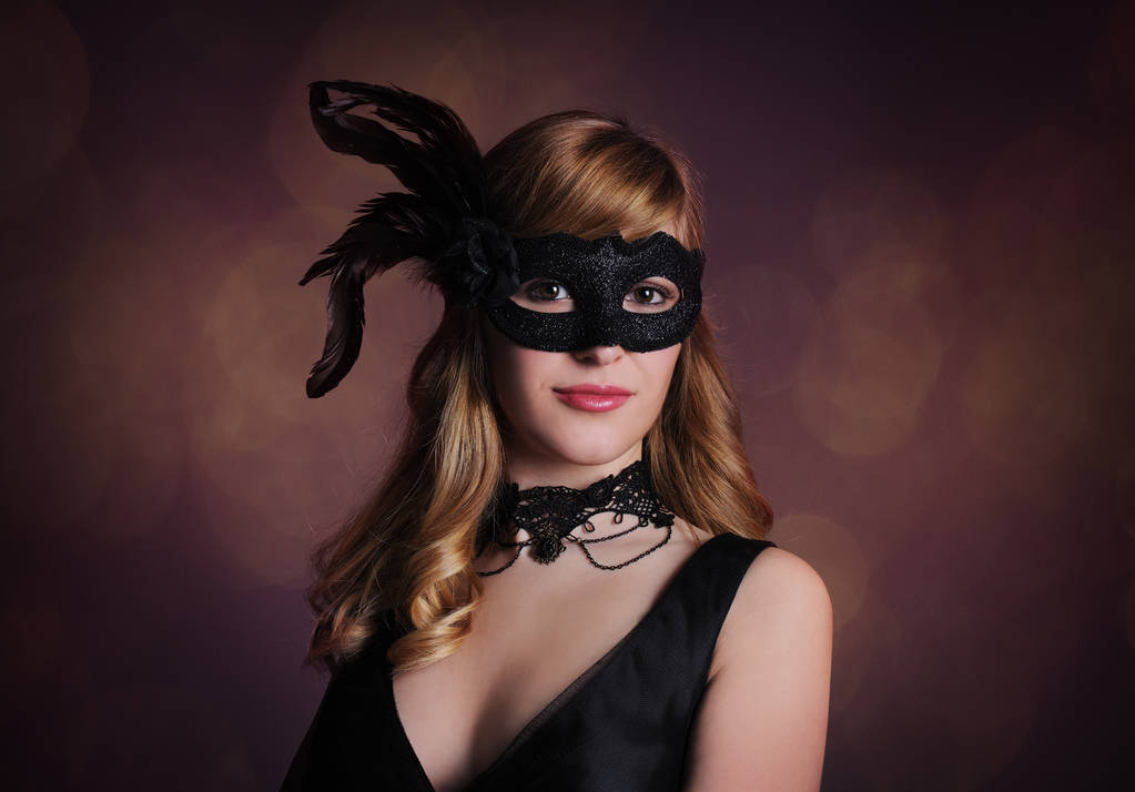 красивая девушка в карнавальной маске - Фото, изображение