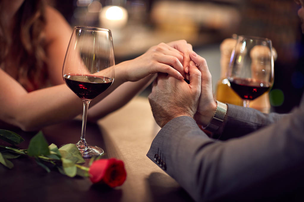 Ρομαντικές αποδράσεις στο εστιατόριο για ημέρα του Αγίου Βαλεντίνου-έννοια - Φωτογραφία, εικόνα
