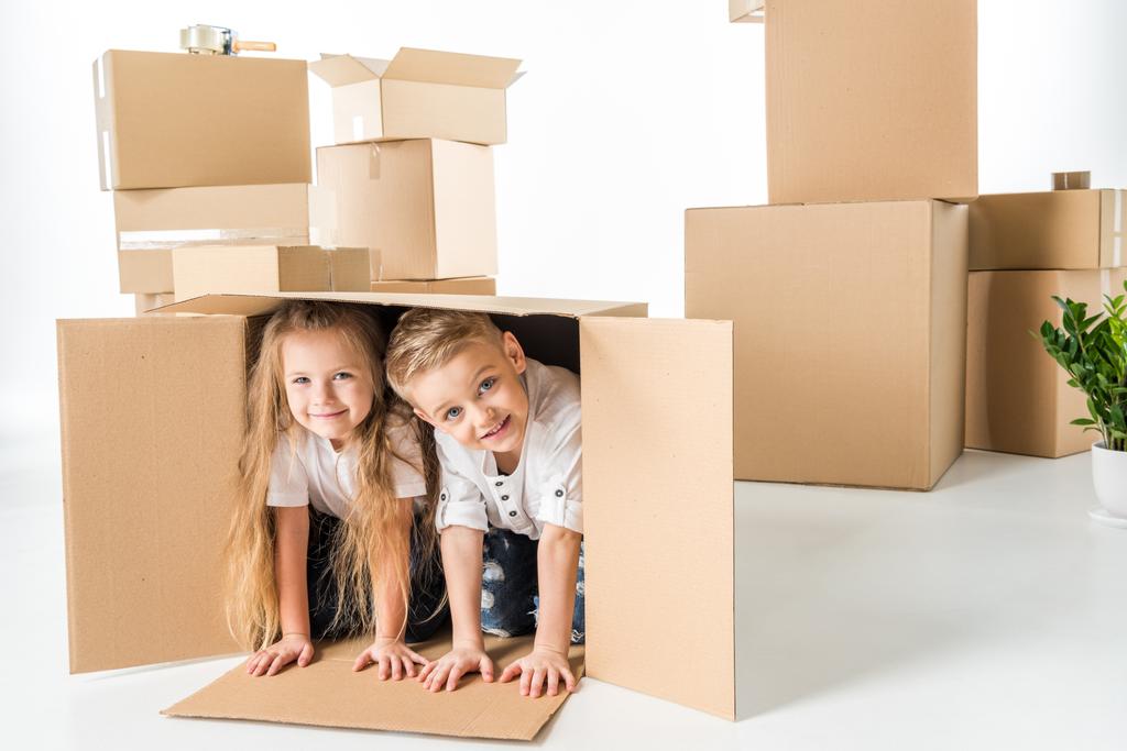 Діти в картонній коробці
 - Фото, зображення