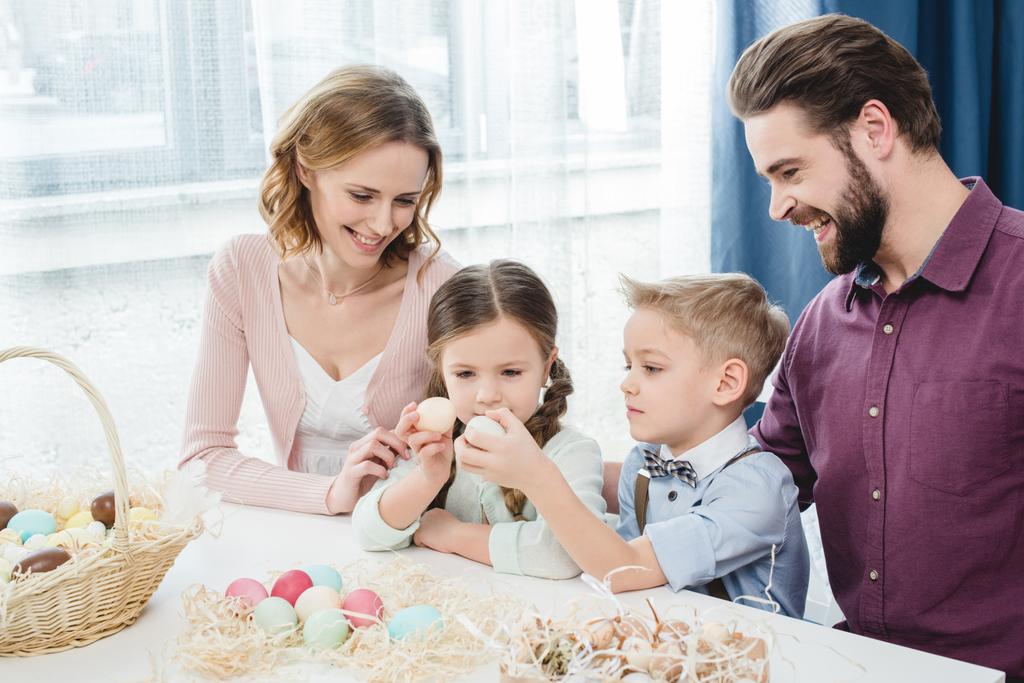 Perhe pääsiäismunien kanssa
  - Valokuva, kuva